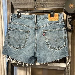 VINTAGE LEVI 550 CUT-OFF HIGH RISE FRAYED JEAN SHORTS
